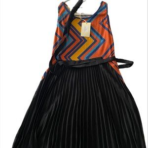 NEW! Pleated skirt no sleeves dress